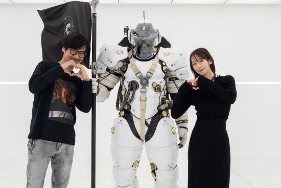 小島秀夫又雙叒叕和美女合影了！和吉岡裡帆同比愛心