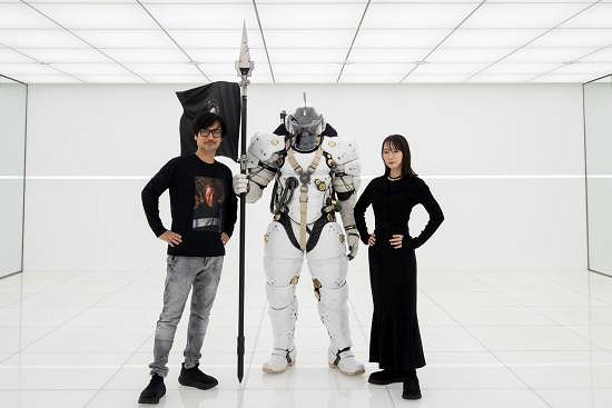 小島秀夫又雙叒叕和美女合影了！和吉岡裡帆同比愛心