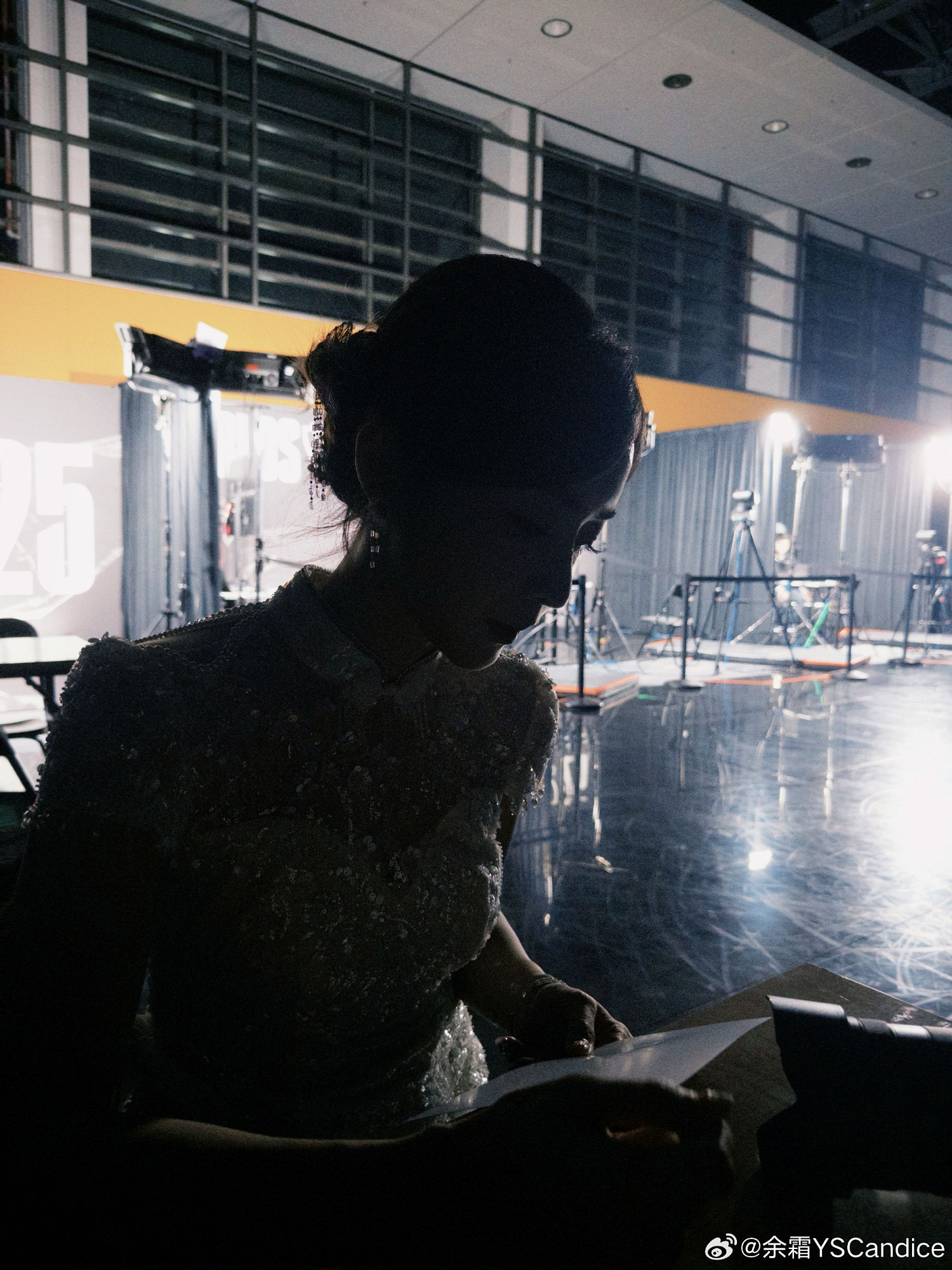 《英雄聯盟》美女主持人曬選手合照：與Faker相互比耶