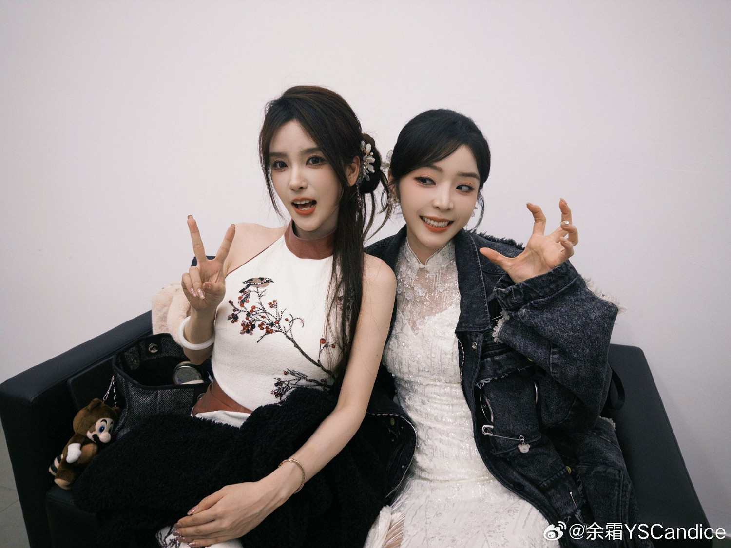 《英雄聯盟》美女主持人曬選手合照：與Faker相互比耶