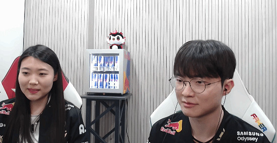 Faker奪冠後兌現承諾!與素人女粉一起直播複盤世界賽 Faker奪冠後兌現承諾!與素人女粉一起直播複盤世界賽