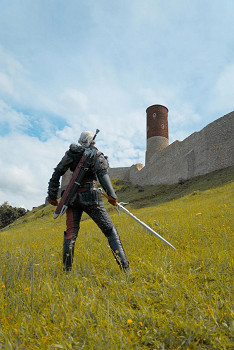 重達7公斤! 俄羅斯美女純手工製作《巫師4》希裡cos服