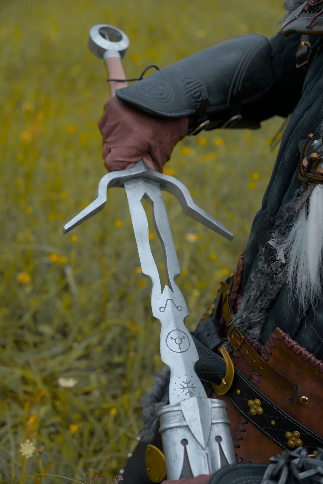 重達7公斤! 俄羅斯美女純手工製作《巫師4》希裡cos服 重達7公斤! 俄羅斯美女純手工製作《巫師4》希裡cos服