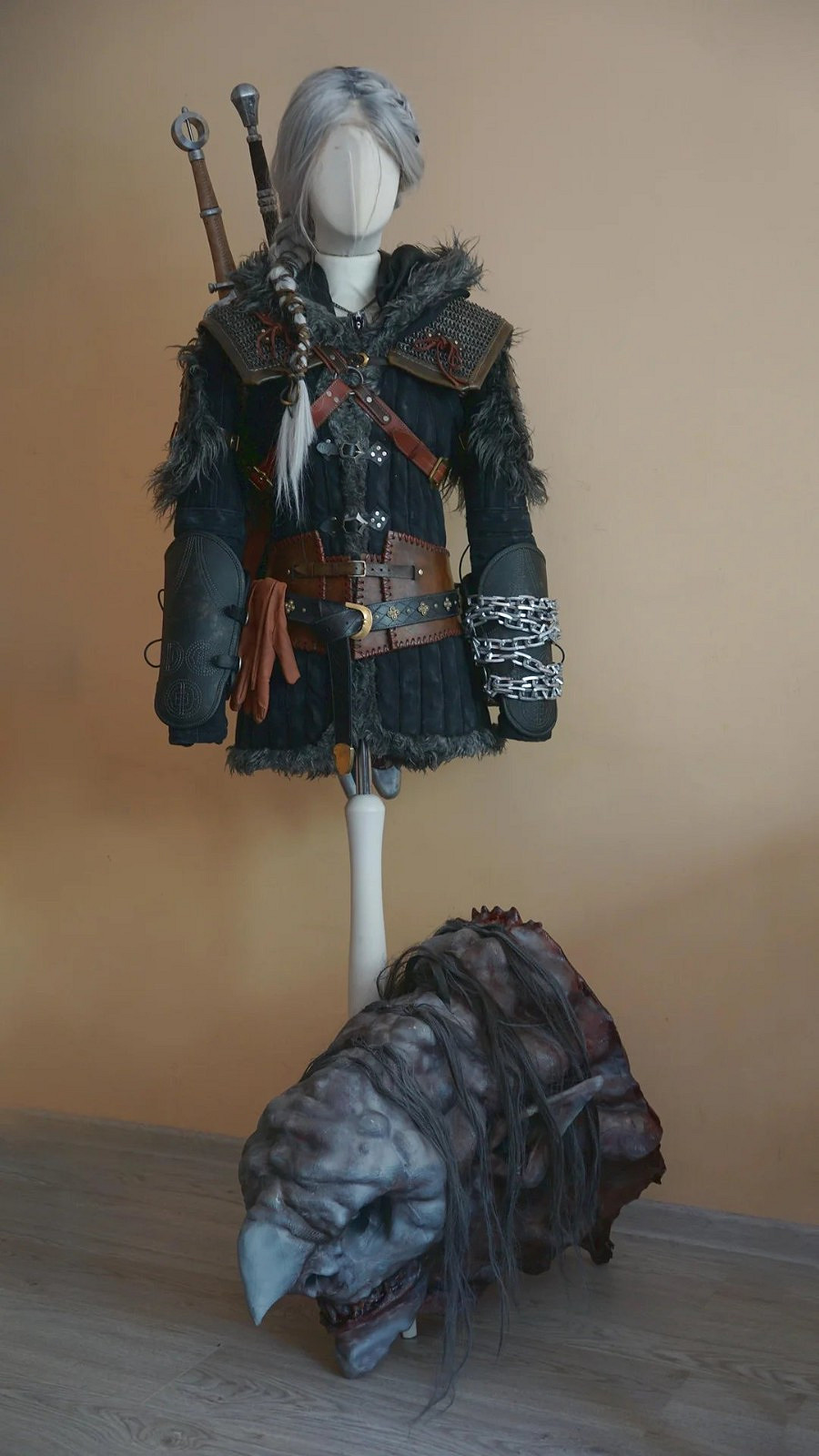 重達7公斤! 俄羅斯美女純手工製作《巫師4》希裡cos服 重達7公斤! 俄羅斯美女純手工製作《巫師4》希裡cos服