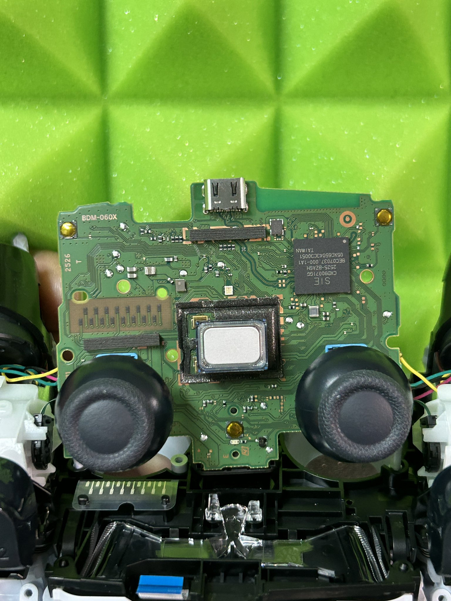 曝新款PS5手把續航表現大幅提升！散熱系統優化革新