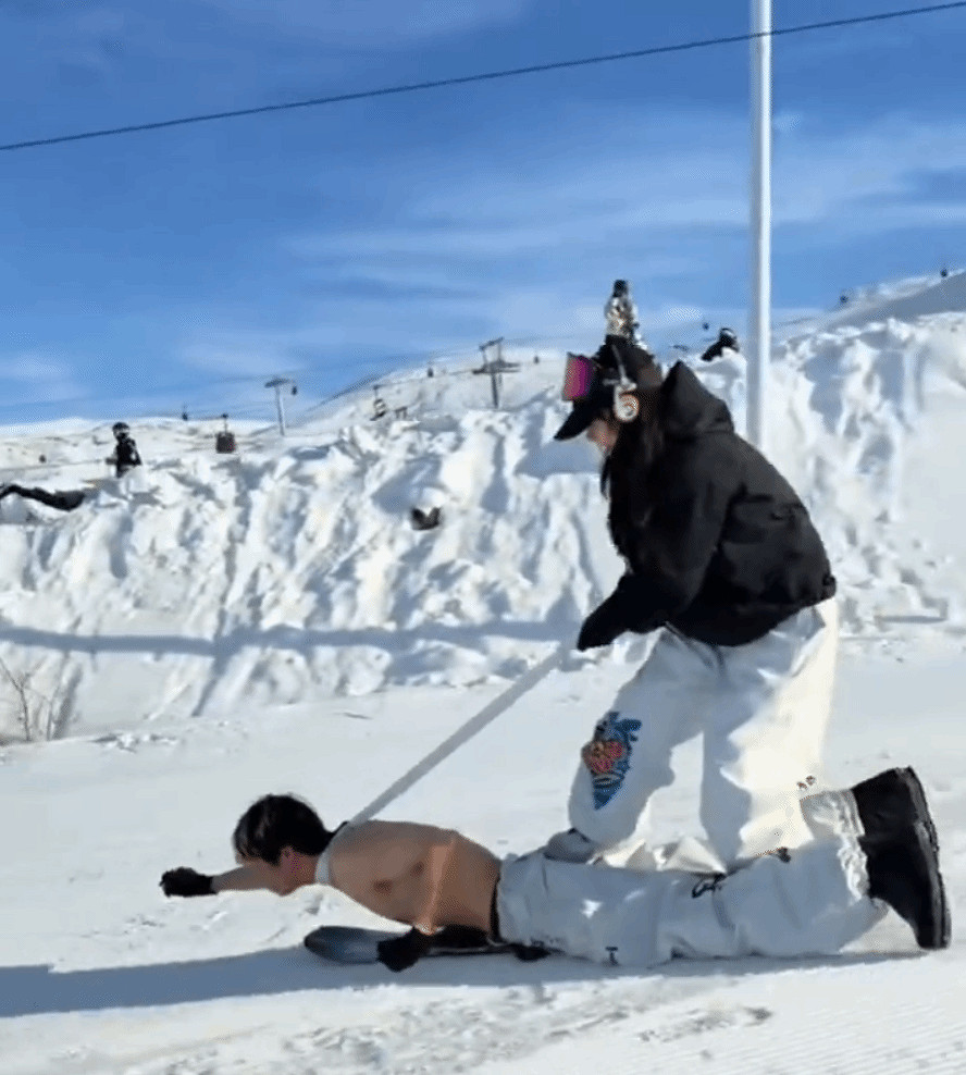 半裸男子被女子“拴脖遛狗式”踩著滑雪！滑雪場回應