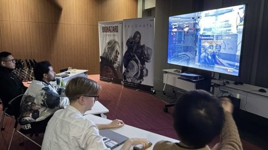 知名歌手The Weeknd在卡普空總部提前玩到《生化9》!