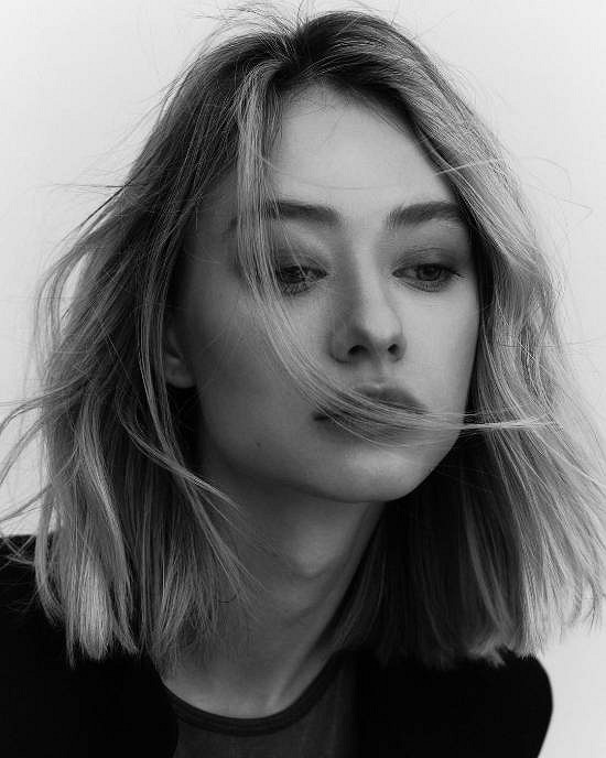 《惡靈古堡9安魂曲》女主臉模分享生活照：膚白貌美！