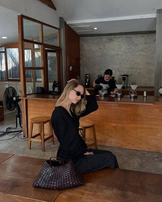 《惡靈古堡9安魂曲》女主臉模分享生活照：膚白貌美！