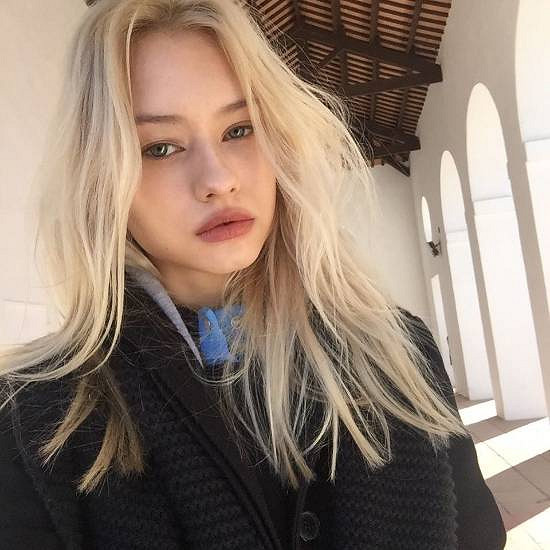 《惡靈古堡9安魂曲》女主臉模分享生活照：膚白貌美！