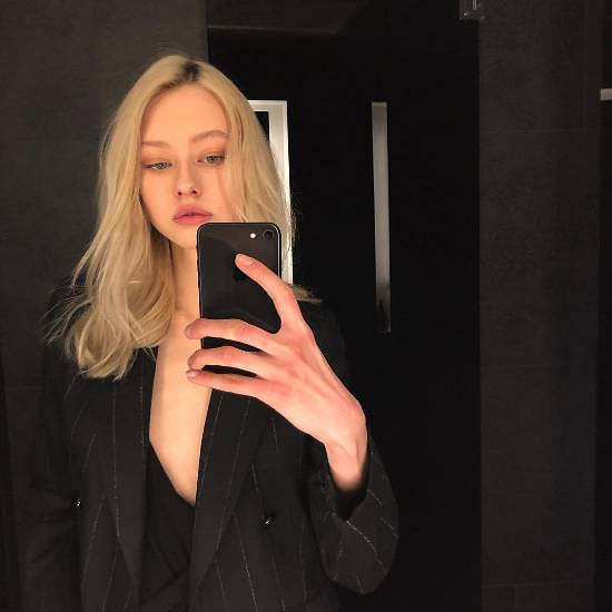 《惡靈古堡9安魂曲》女主臉模分享生活照：膚白貌美！