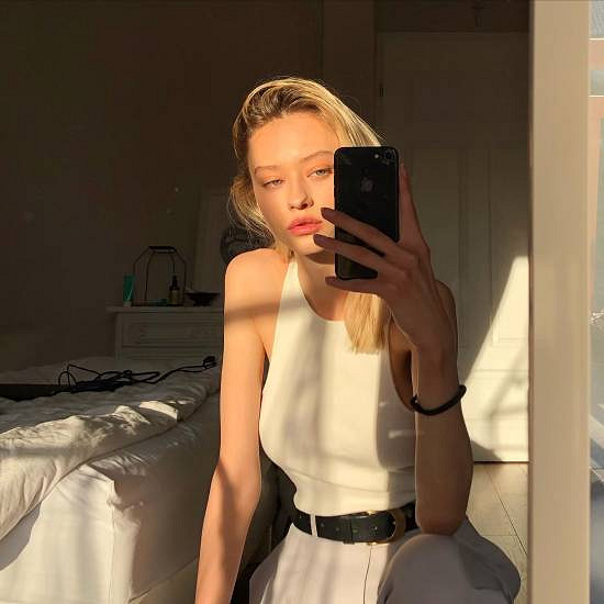 《惡靈古堡9安魂曲》女主臉模分享生活照：膚白貌美！