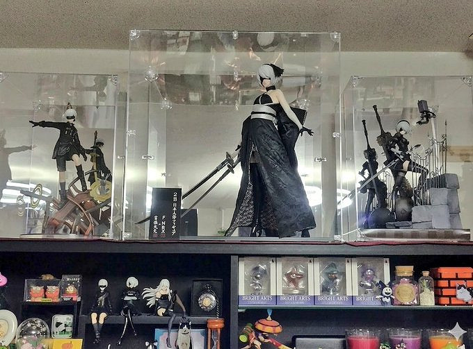 為遵守亡妻遺願,日本男子將房間塞滿2B等美少女模型 為遵守亡妻遺願,日本男子將房間塞滿2B等美少女模型