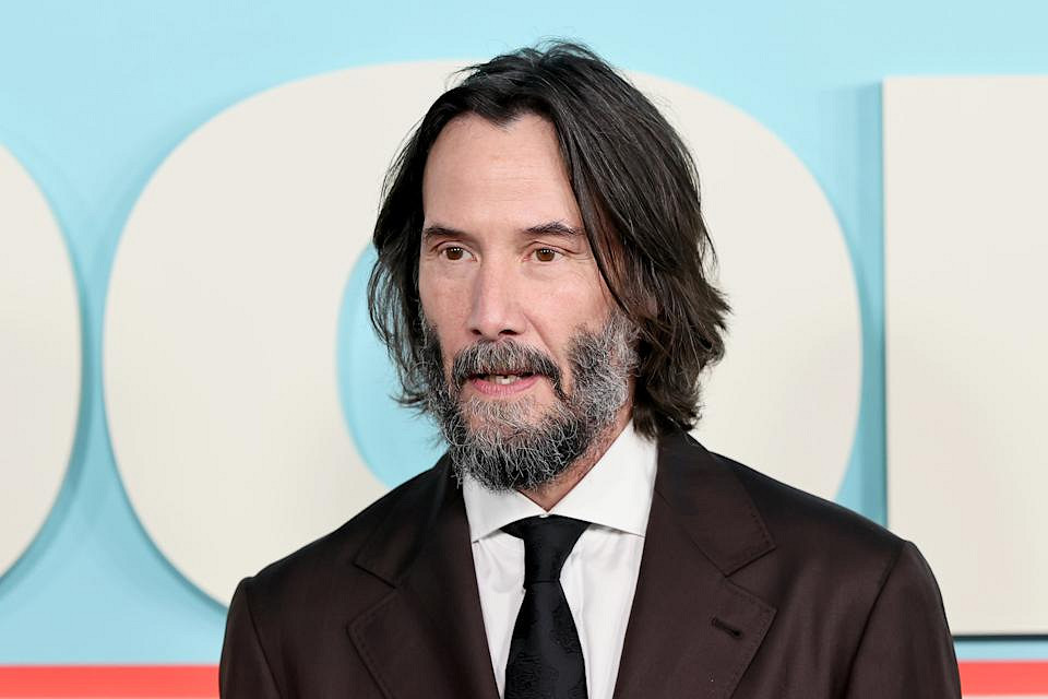 基努李維斯轉戰小熒幕“剪掉招牌長髮”清爽亮相