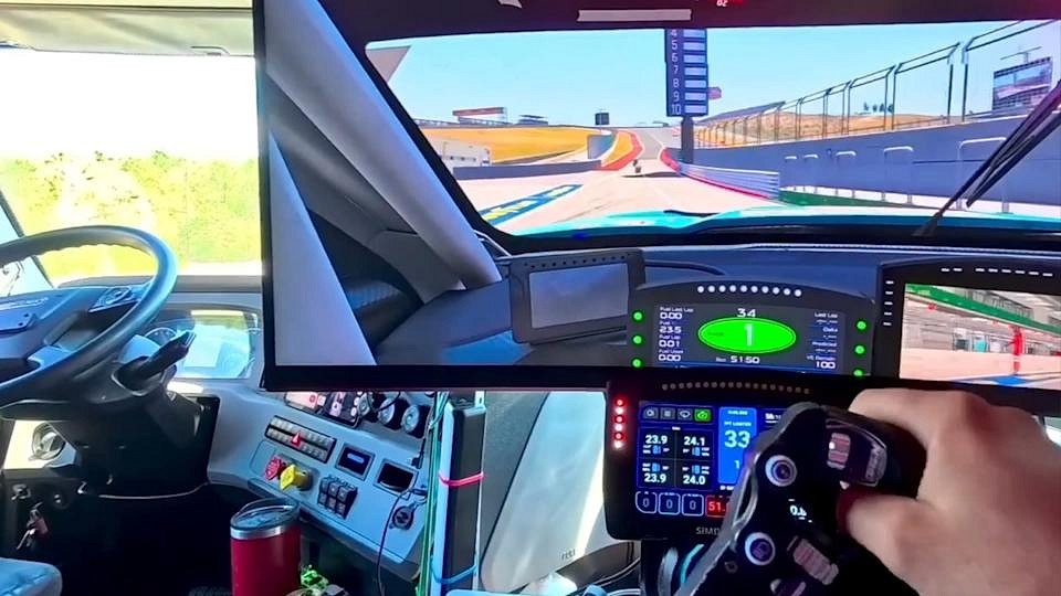 國外卡車司機把模擬賽車設備搬進副駕 工作休閒兩不誤