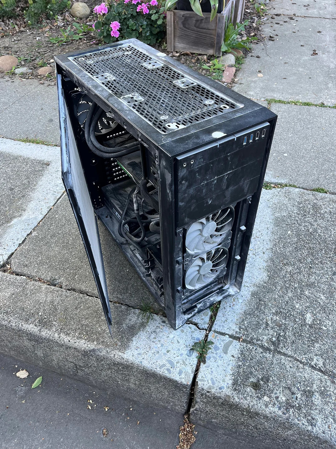 美國玩家街頭撿到高階電腦，頂級處理器引網友羨慕