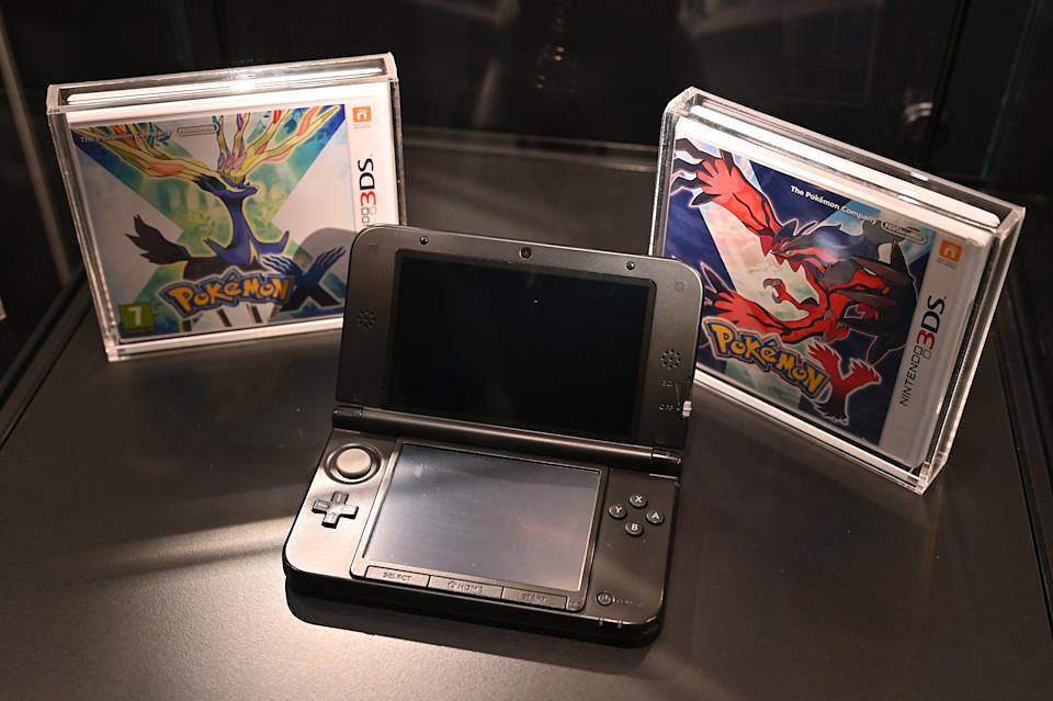 秋葉原二手店“未使用”3DS，店員徒手拆封拍照引爭議