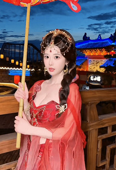 《黑神話》萍萍演員美圖：手提錦鯉燈 紅紗長裙太美了